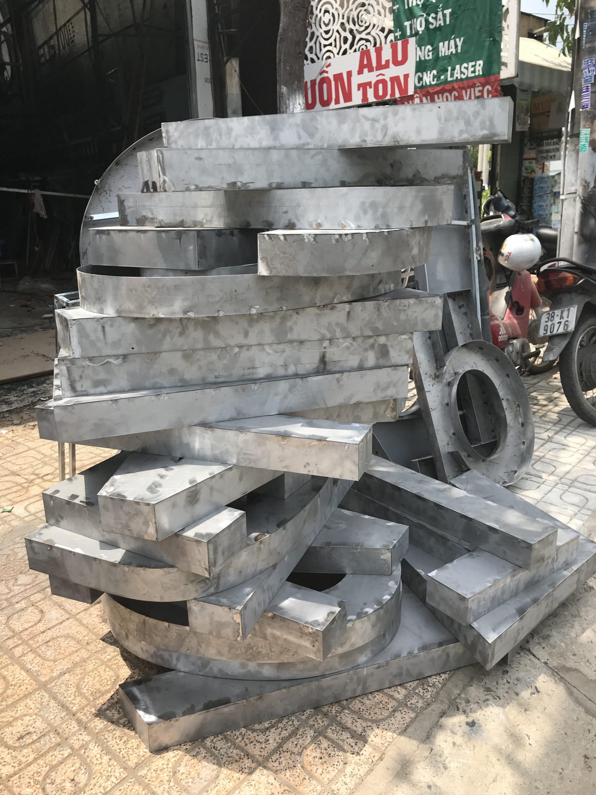 Chữ tôn bề mặt láng bóng, độ bền cao được sơn màu
