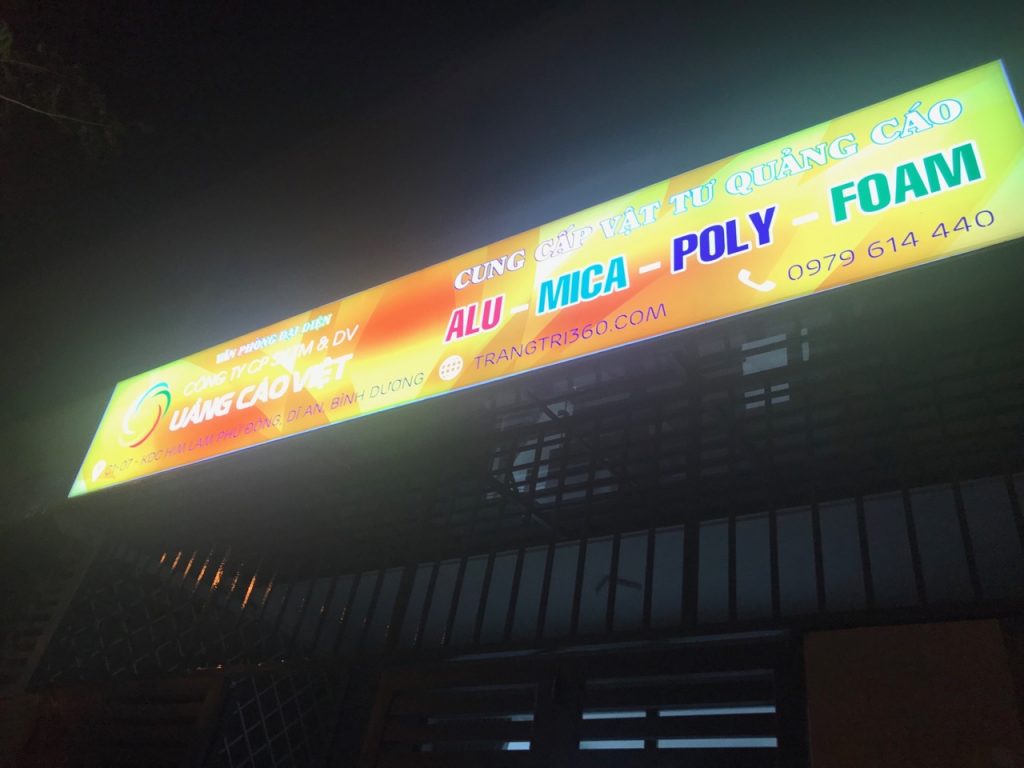 Hộp đèn bạt không gân 3M in UV nổi bật và sắc nét vào buổi tối