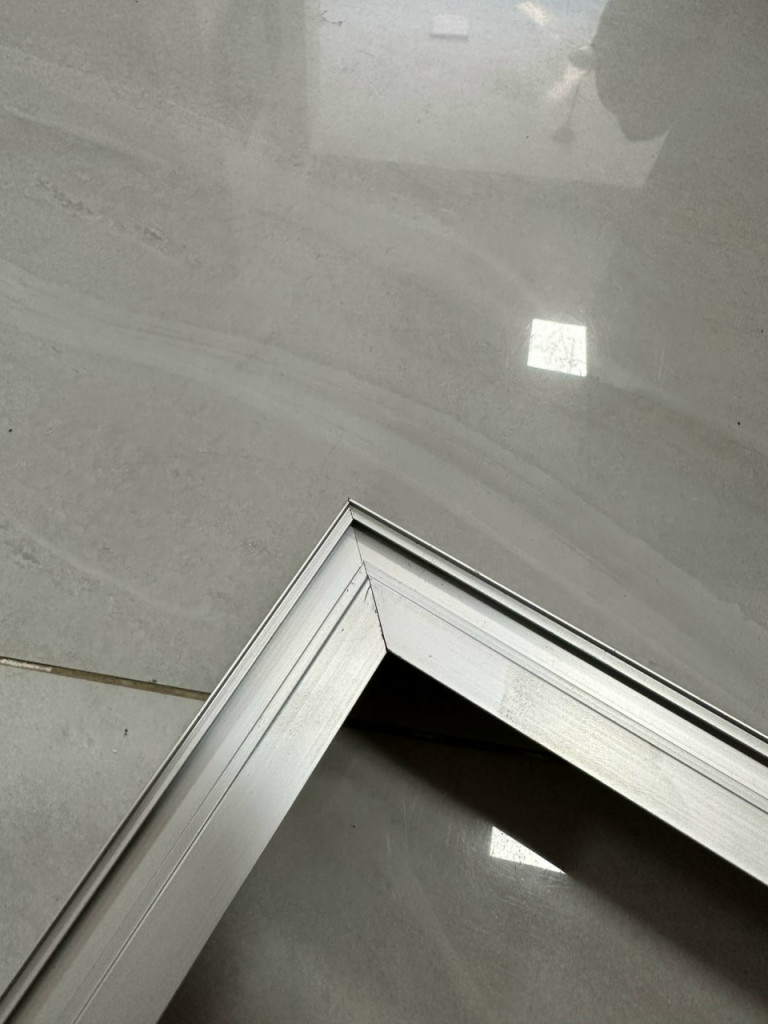 Gia công ghép hộp đèn không viền nhôm viền nhét cạnh thành khung sẵn vuông góc