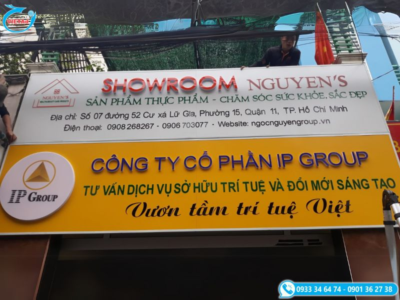 Bảng hiệu vàng trắng phổ biến