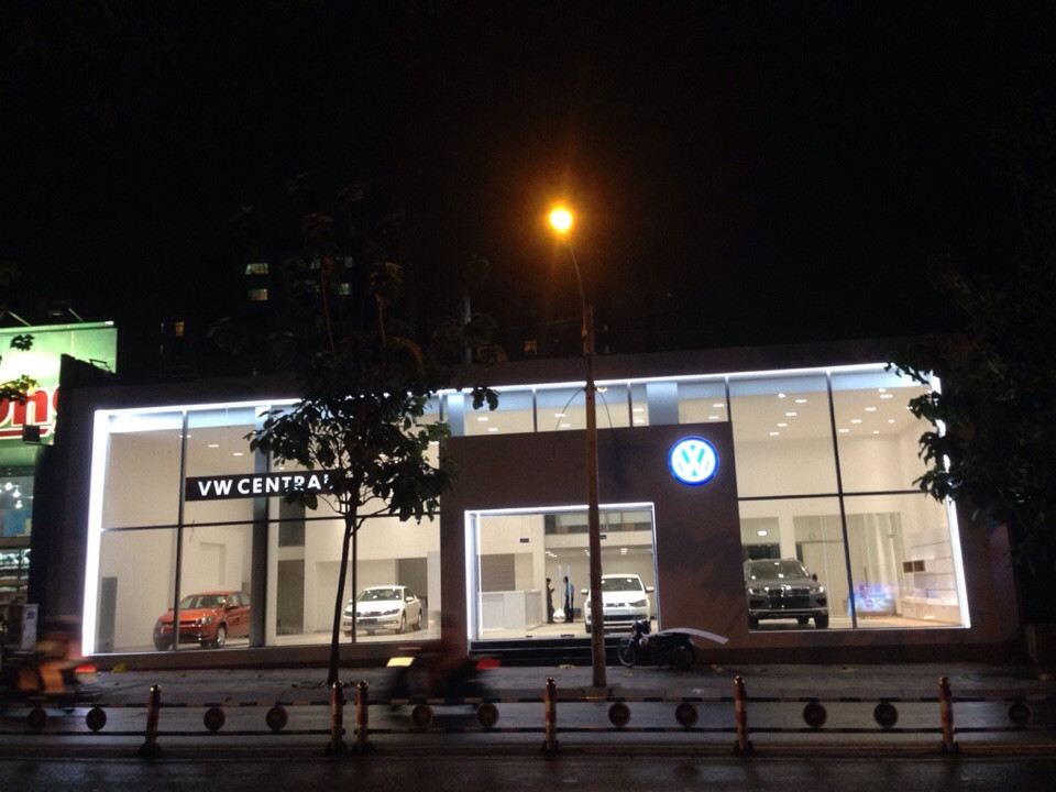 thi công logo mica showroom Volkswagen