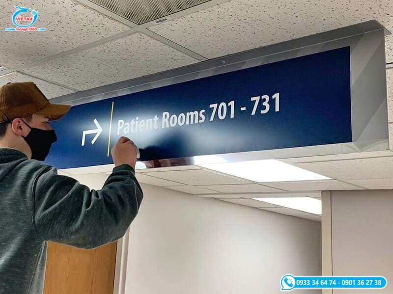 Mẫu 3: Biển chỉ dẫn dãy phòng chất liệu inox