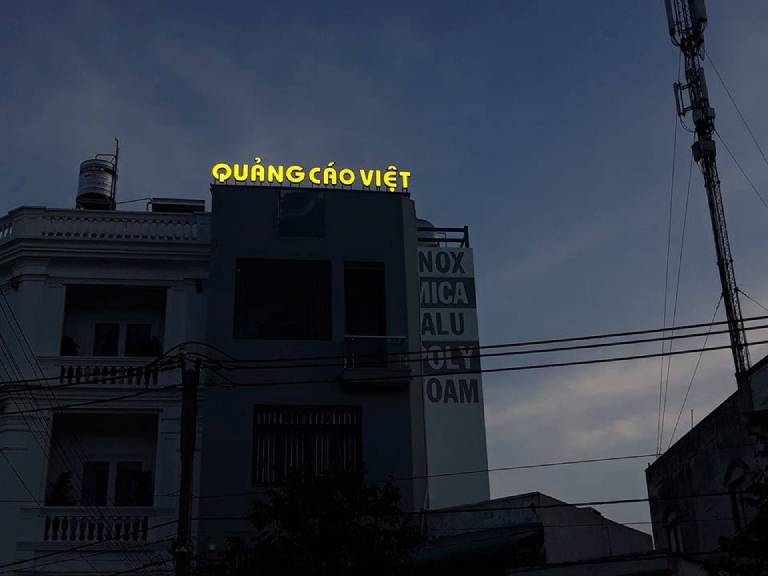 thi công, lắp đặt chữ nổi nhà cao tầng