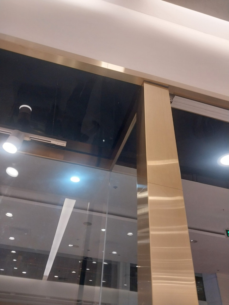 Tấm inox vàng được gia công cắt , chấn tạo hình ốp lên trần và cột