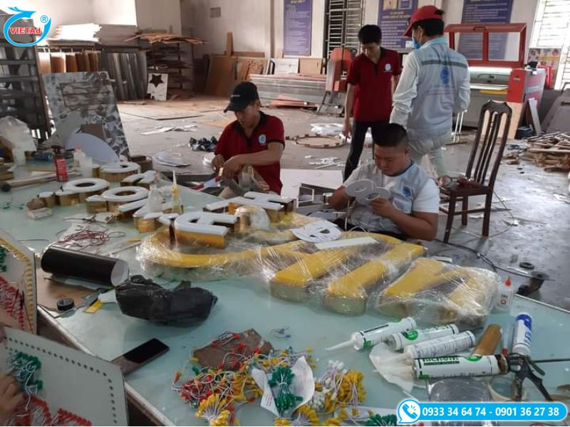 Thi công lắp đặt chữ nổi Mica