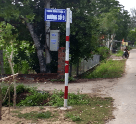 Bảng tên đường được lắp đặt tại giao lộ màu sắc, hình ảnh được in rõ nét