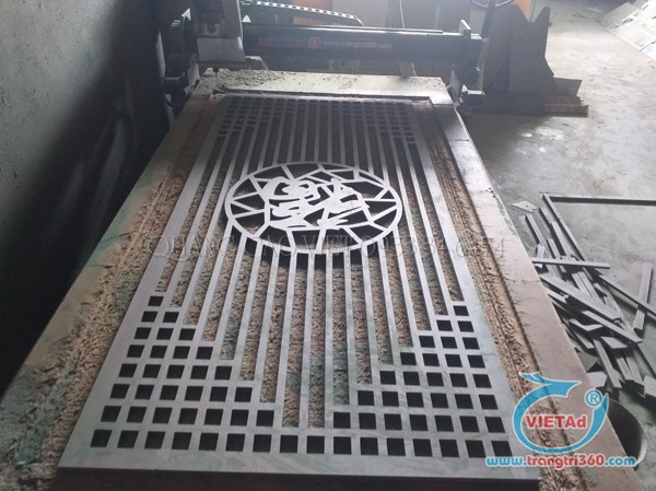 Gia công gỗ tự nhiên làm vách ngăn với hoa văn ấn tượng