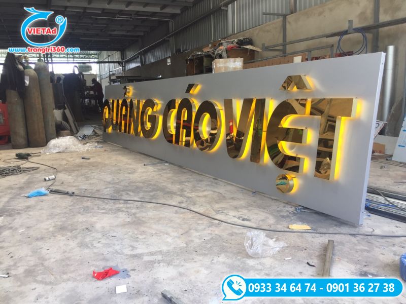 Bảng quảng cáo gắn inox vàng gương sáng bóng