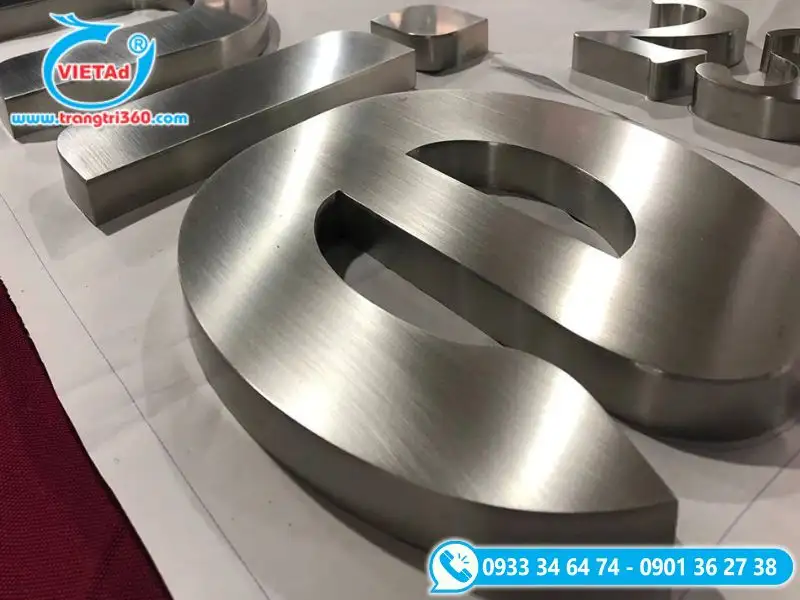 Chữ inox trắng màu bạc xước bền màu, ít bị bám dấu vân tay