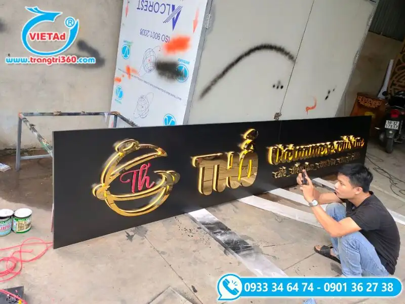 Kiểm tra bảng hiệu chữ inox trước khi lắp đặt