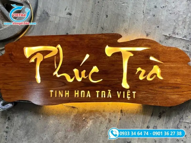 Bảng hiệu gỗ mặt tiền quán trà đậm nét truyền thống