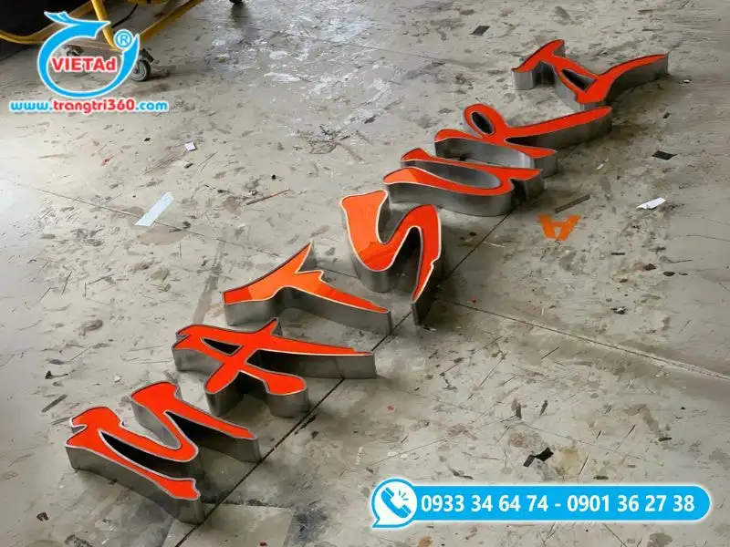 Mắt mica màu cam kết hợp hông inox vàng bóng
