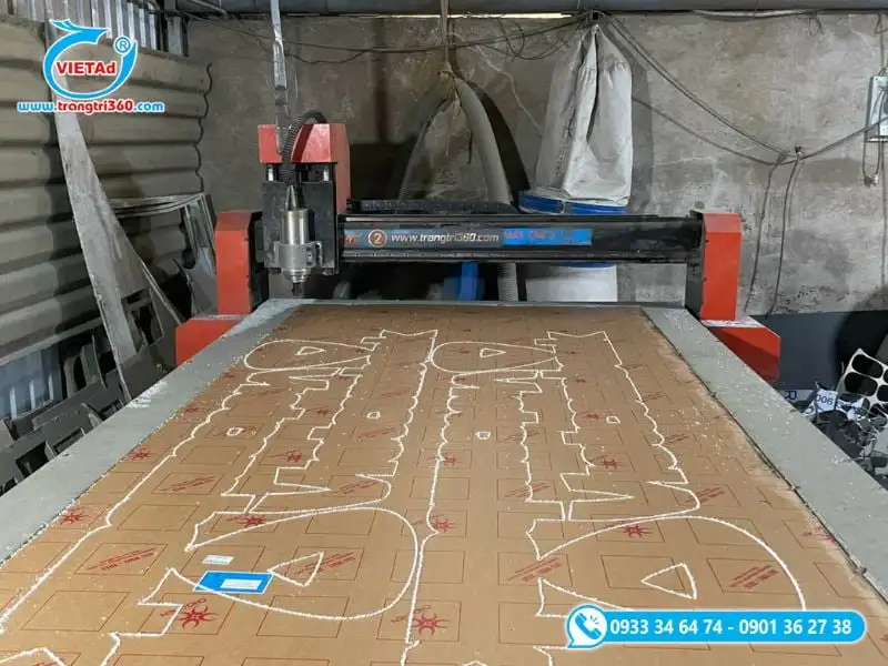 Quảng Cáo Việt ứng dụng máy móc, công nghệ hiện đại để gia công chữ mica uốn nổi