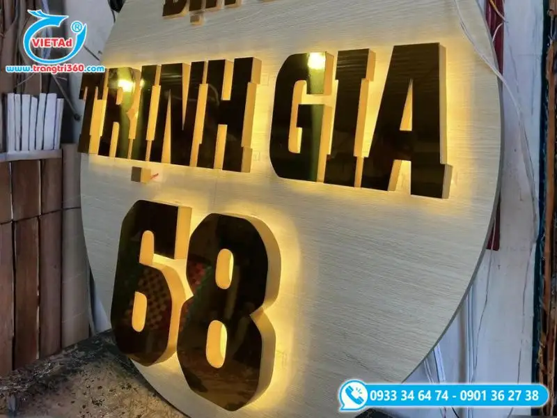 Bảng hiệu chữ nổi inox vàng gương hắt sáng chân