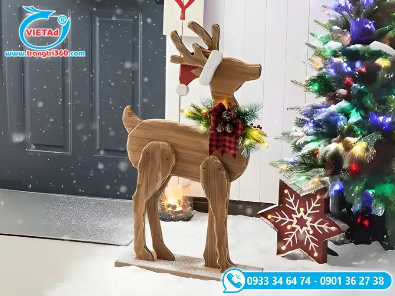 Mô hình tuần lộc gỗ nhỏ bên cây thông