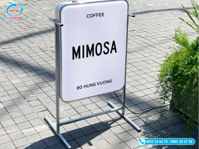 Hộp đèn đứng chất liệu mica xuyên sáng