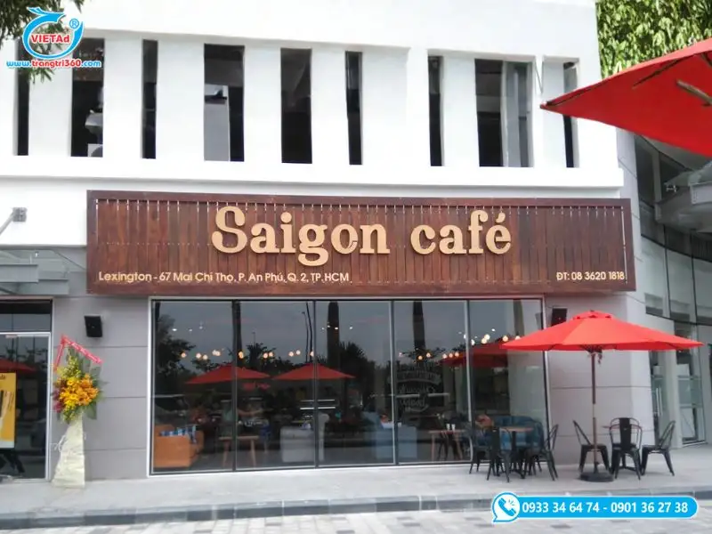 Bảng hiệu chữ nổi inox gắn trên nền gỗ