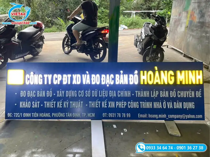 Bảng hiệu chữ nổi chân fomex mặt mica sáng đèn
