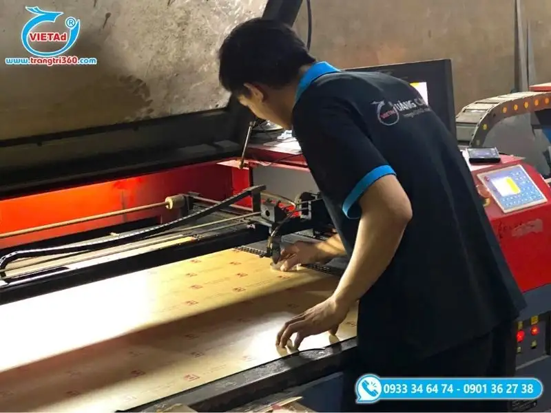 Quảng Cáo Việt chuyên gia công bảng hiệu chữ nổi mica LED