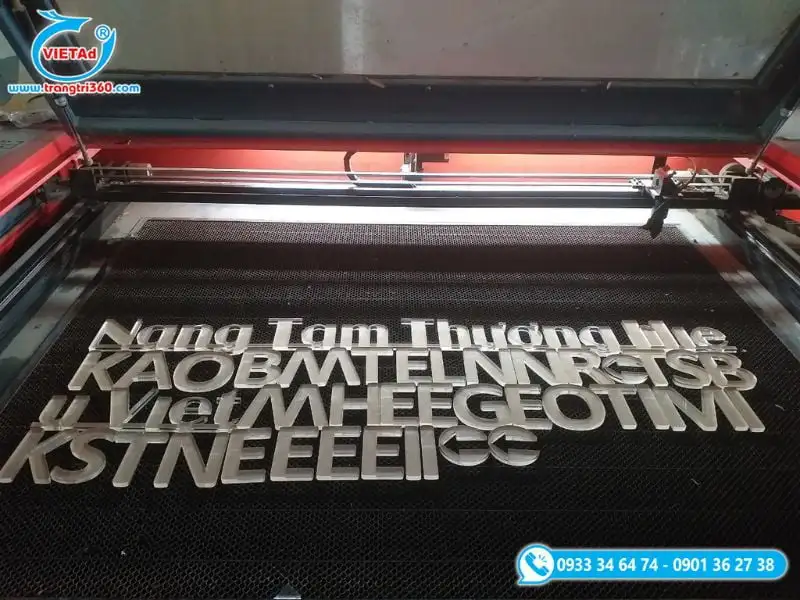 Chúng tôi sử dụng máy cắt chữ mica bị hiện đại để gia công sản phẩm