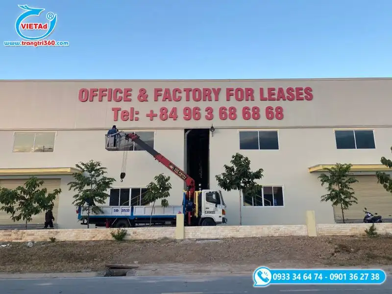 Thi công lắp đặt chữ tôn dùng làm bảng hiệu bên ngoài tòa nhà cho công ty