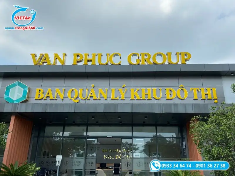 Chữ nổi mica vàng được lắp độc lập trên nóc toà nhà chuyên nghiệp, nổi bật