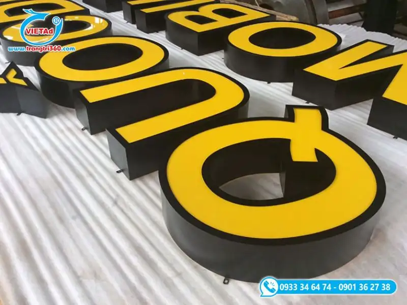 Thông thường chữ nổi được làm từ vật liệu mica vàng sẽ được viền inox, viền Formex, hoặc không viền