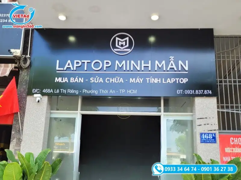 Bảng hiệu nền alu đen chữ mica trắng tối giản, hiện đại
