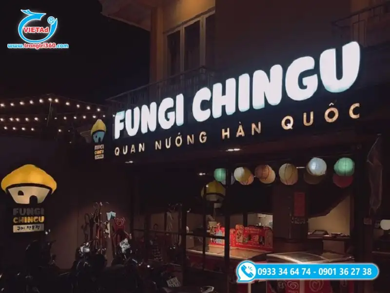 Bảng hiệu Đà Lạt nền alu sơn tối kết hợp chữ nổi mica trắng xuyên sáng, cho hiệu ứng sáng rõ ban đêm