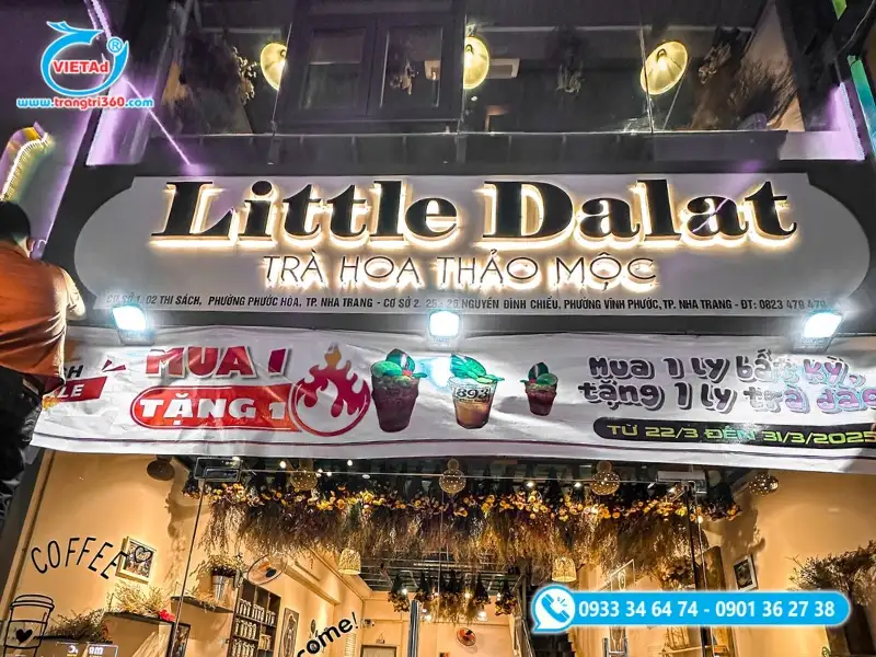 Bảng hiệu alu trắng làm nền cho chữ nổi mica hắt sáng chân tạo hiệu ứng ánh sáng ấm áp và nổi bật
