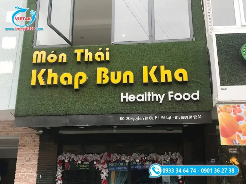 Bảng hiệu Đà Lạt nền cỏ nhân tạo xanh và chữ nổi mica vàng rực rỡ, mang đến diện mạo trẻ trung, gần gũi với thiên nhiên