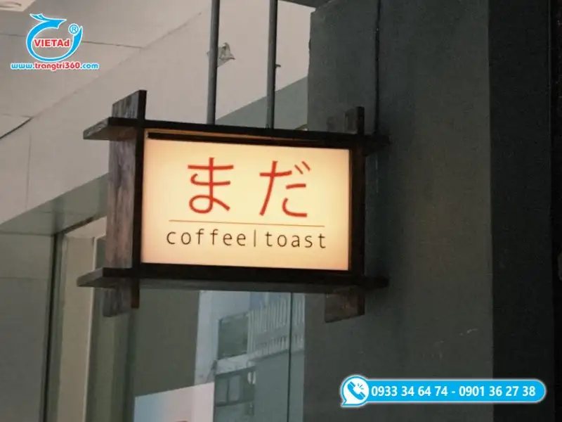 Bảng hiệu Đà Lạt khung gỗ tự nhiên mộc mạc bao quanh hộp đèn mica phẳng xuyên sáng, tạo cảm giác ấm cúng và tinh tế