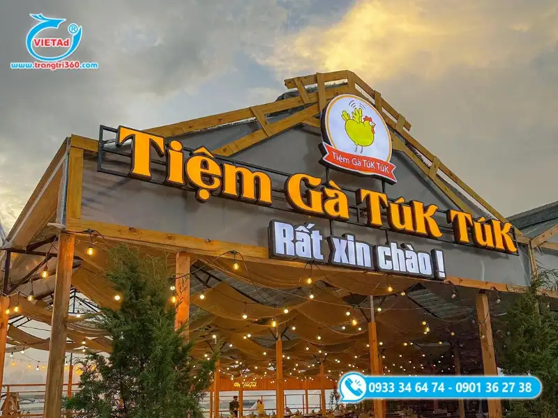 Bảng hiệu Đà Lạt chữ nổi mica vàng rực rỡ, tạo cảm giác thân thiện và ấm cúng