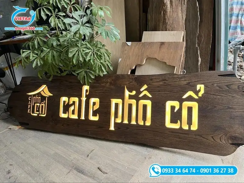 Bảng hiệu bằng gỗ CNC kết hợp chữ hắt sáng tạo hiệu ứng ấm áp, sang trọng cho không gian cà phê tại Đà Lạt