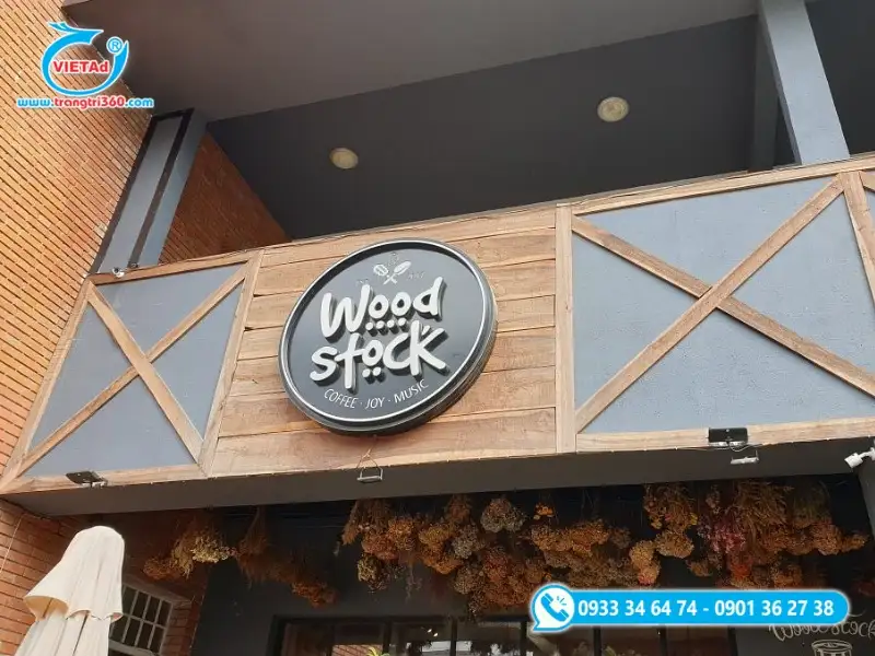 Bảng hiệu hộp đèn Mica đen, chữ nổi trắng phù hợp với phong cách quán Đà Lạt