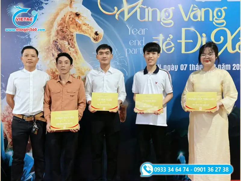 Khoảnh khắc vinh danh nhân sự tại Year End Party Quảng Cáo Việt