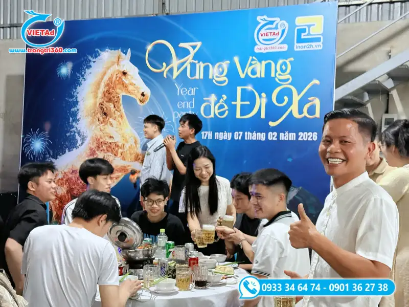 Tất niên 2025 tập thể Quảng Cáo Việt nâng ly chúc mừng năm mới