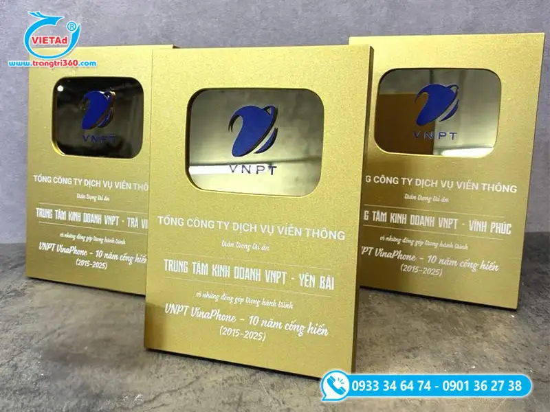 Khắc laser kỷ niệm chương kim loại