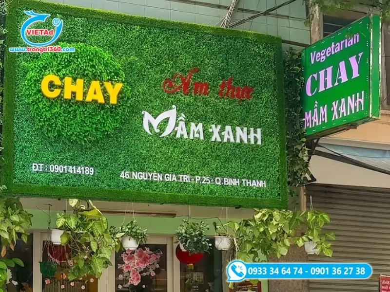 Bảng hiệu nền cỏ nhân tạo kết hợp chữ nổi bằng mica nhiều màu