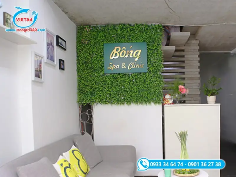 Bảng hiệu cỏ nhân tạo mini trang trí trong không gian nội thất, thiết kế gọn gàng