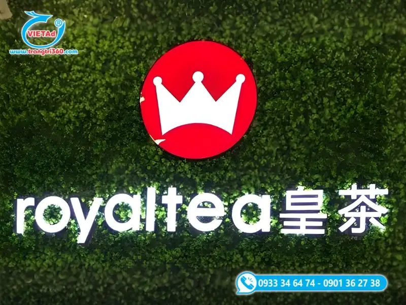 Bảng hiệu cỏ nhân tạo kết hợp logo thương hiệu