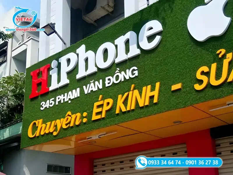 Bảng hiệu cửa hàng điện thoại nền cỏ nhân tạo kết hợp chữ nổi nhiều màu sắc giúp tăng độ nhận diện