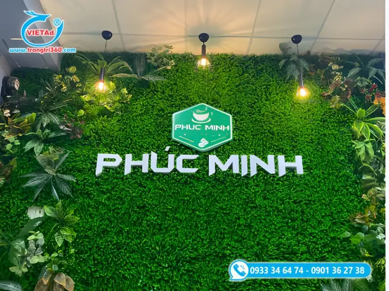 Backdrop cỏ nhân tạo trong nhà kết hợp hệ đèn trang trí, mang lại không gian xanh mát