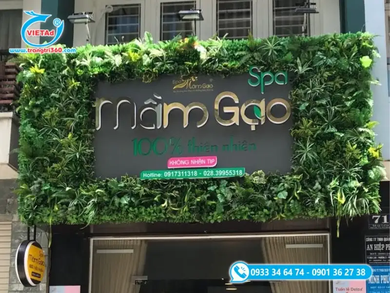Bảng hiệu spa cao cấp kết hợp nền cỏ nhân tạo và viền cây trang trí, tạo cảm giác thiên nhiên