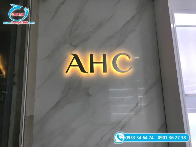 Mẫu logo chữ nổi inox hắt sáng gắn trên nền tường đá marble nổi bật, cao cấp