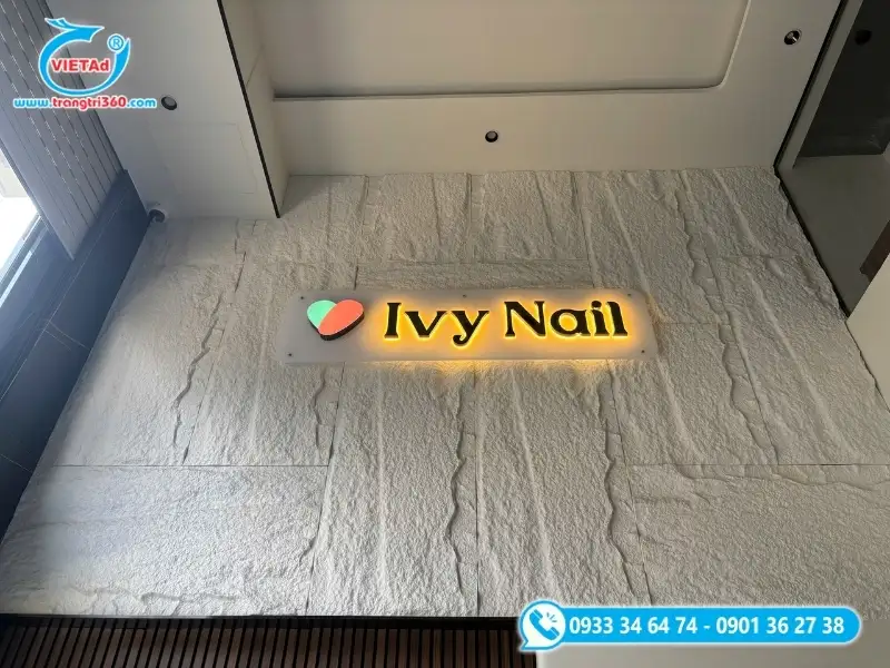 Backdrop logo spa với chữ nổi mica hắt sáng LED gắn trên bảng mica,