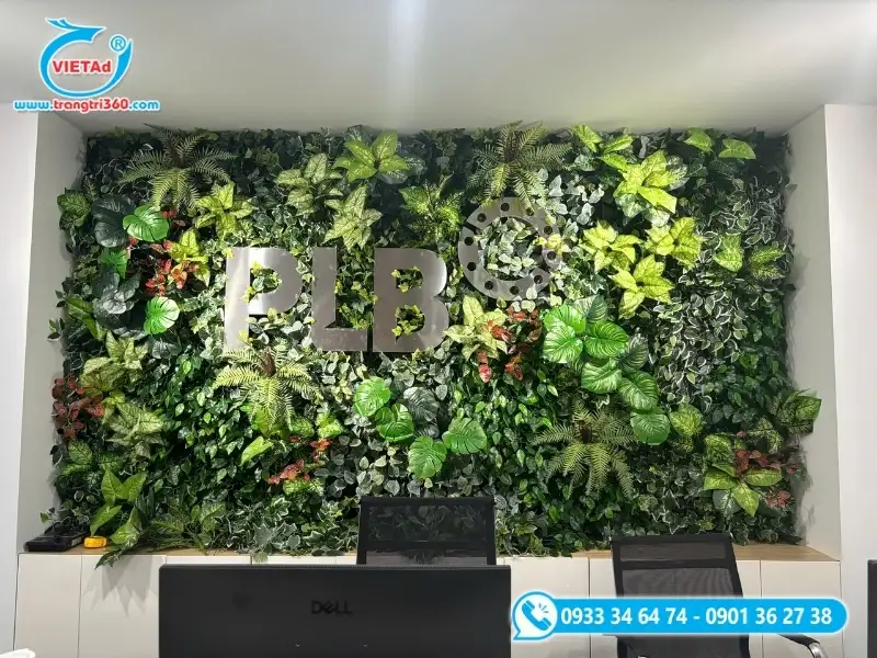 Vách logo trang trí bằng tường cây xanh kết hợp chữ nổi kim loại
