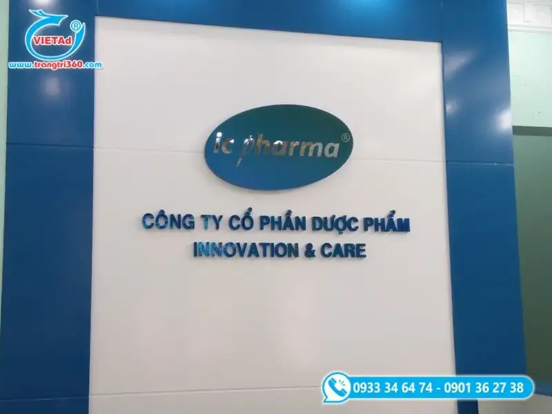 Backdrop, logo vách công ty lắp đặt ở quầy lễ tân