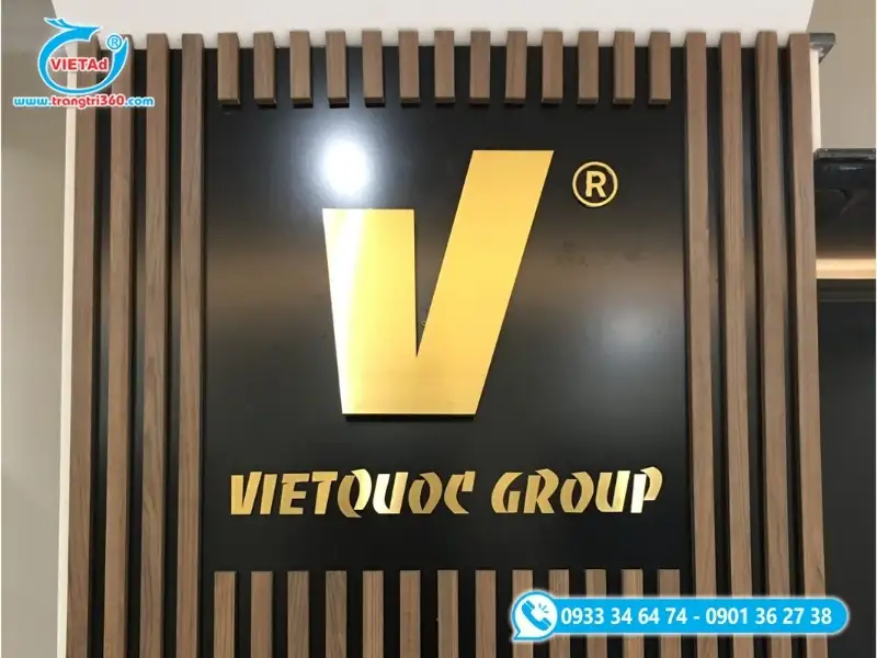 Vách logo công ty lám sóng gỗ gáng bảng hiệu alu vàng -đen