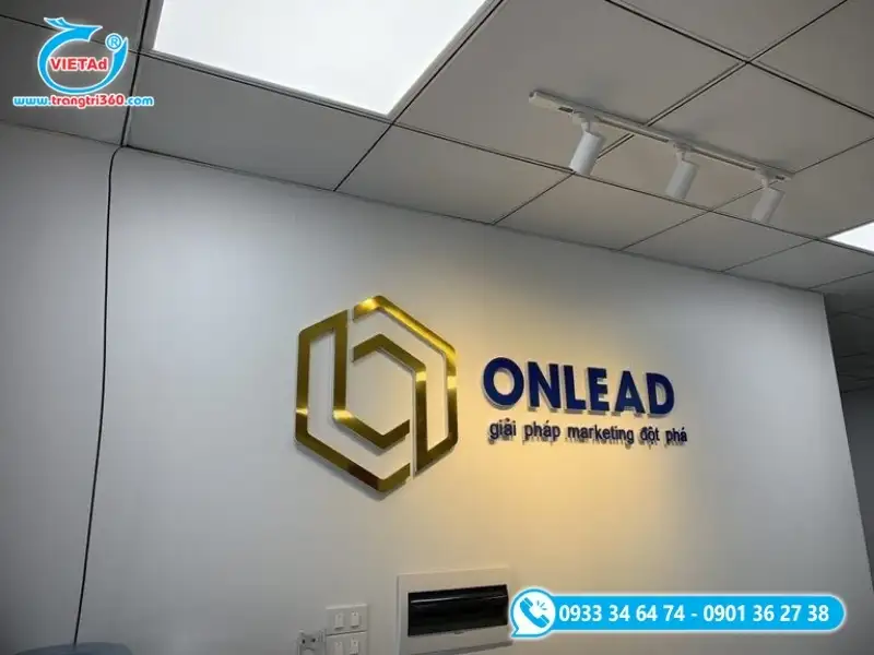 Backdrop quầy lễ tân chữ nổi mica kết hợp logo vàng gương chiếu sáng đèn
